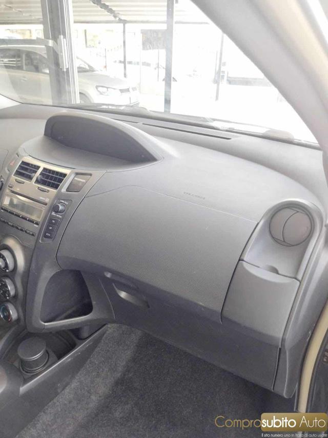 TOYOTA Yaris 1.0 3 porte Sol (Garanzia 12 Mesi)