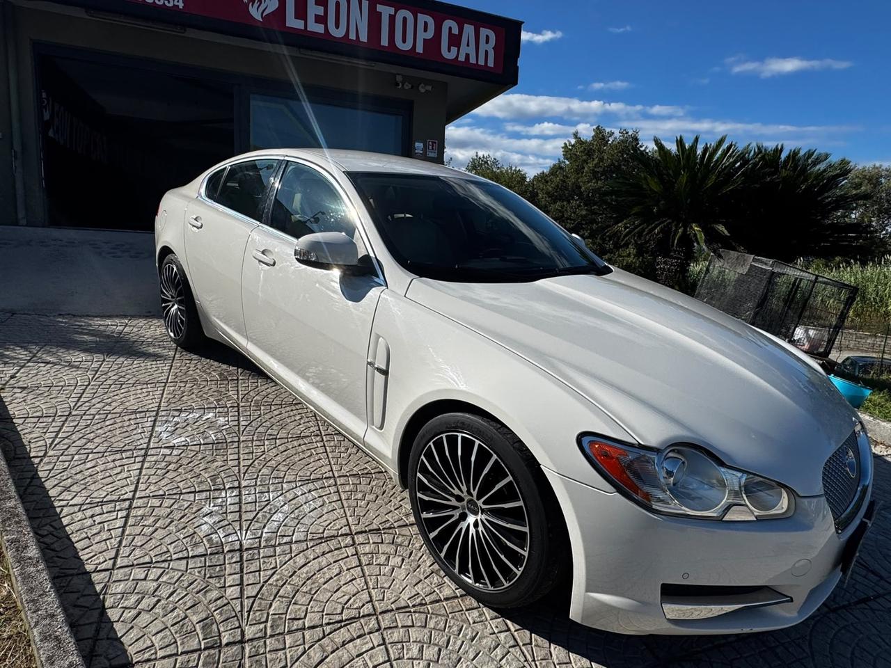 Jaguar XF 2.7D V6 Premium Luxury tagliandata e fatta distribuzione