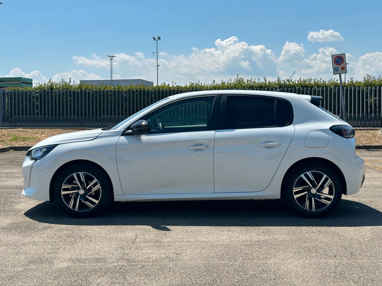 Peugeot 208 1.2 BENZINA 75 CV - 5 porte - NEOPATENTATI