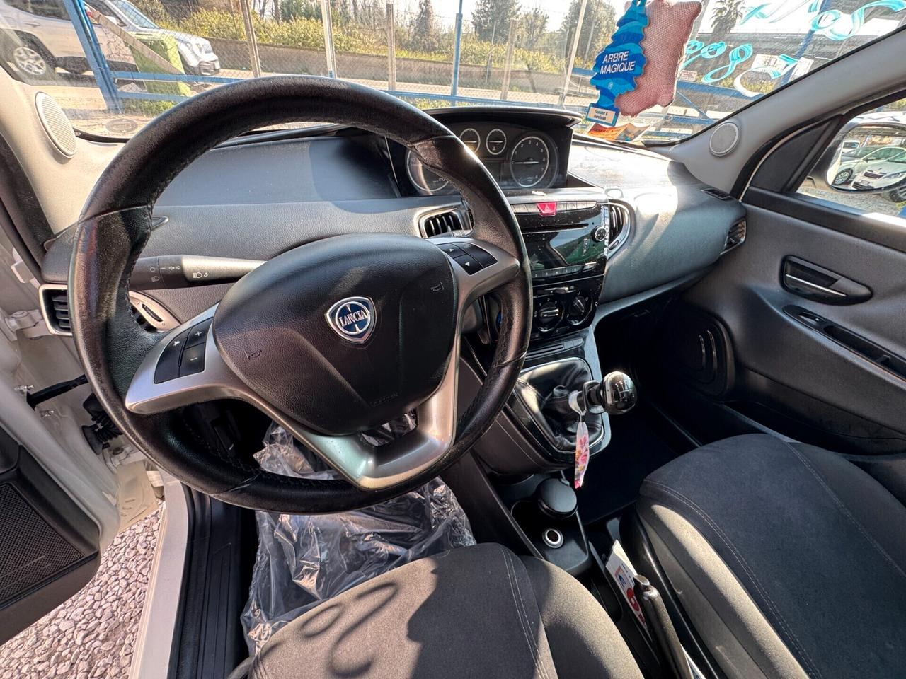 Lancia Ypsilon 0.9 TwinAir 85 CV 5 porte Metano Ecochic Gold pari al nuovo 2014