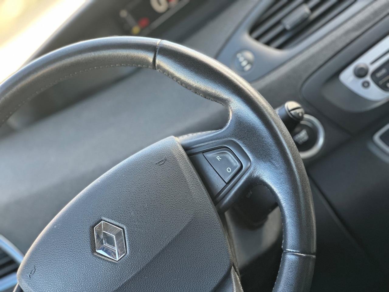 Renault SCENIC 1.5 dCi 110CV 2015 - TOM TOM