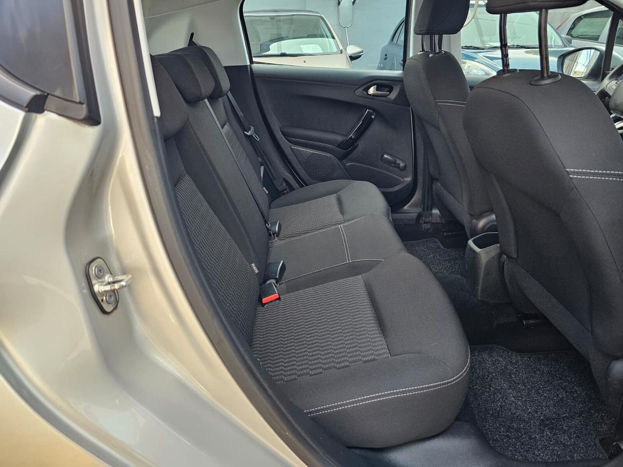 Peugeot 208 PureTech 82 5 porte Active - Pari al nuovo