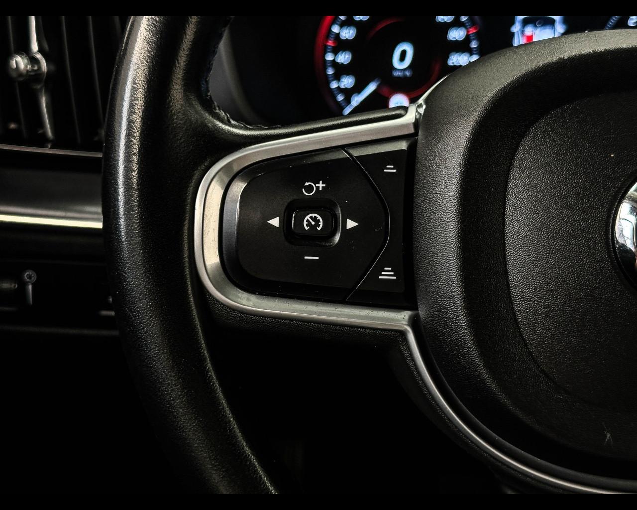 VOLVO XC60 B4 (d) AWD Geartronic Momentum Pro