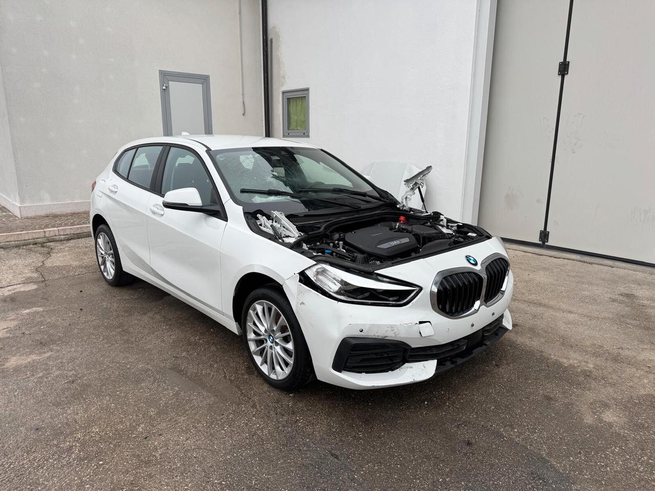 BMW 116 d F40 auto - START INCIDENTATA