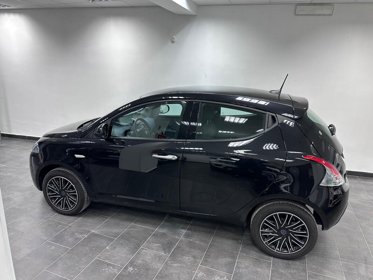 Lancia Ypsilon 1.0 FireFly 5 porte S&S Hybryd Gold