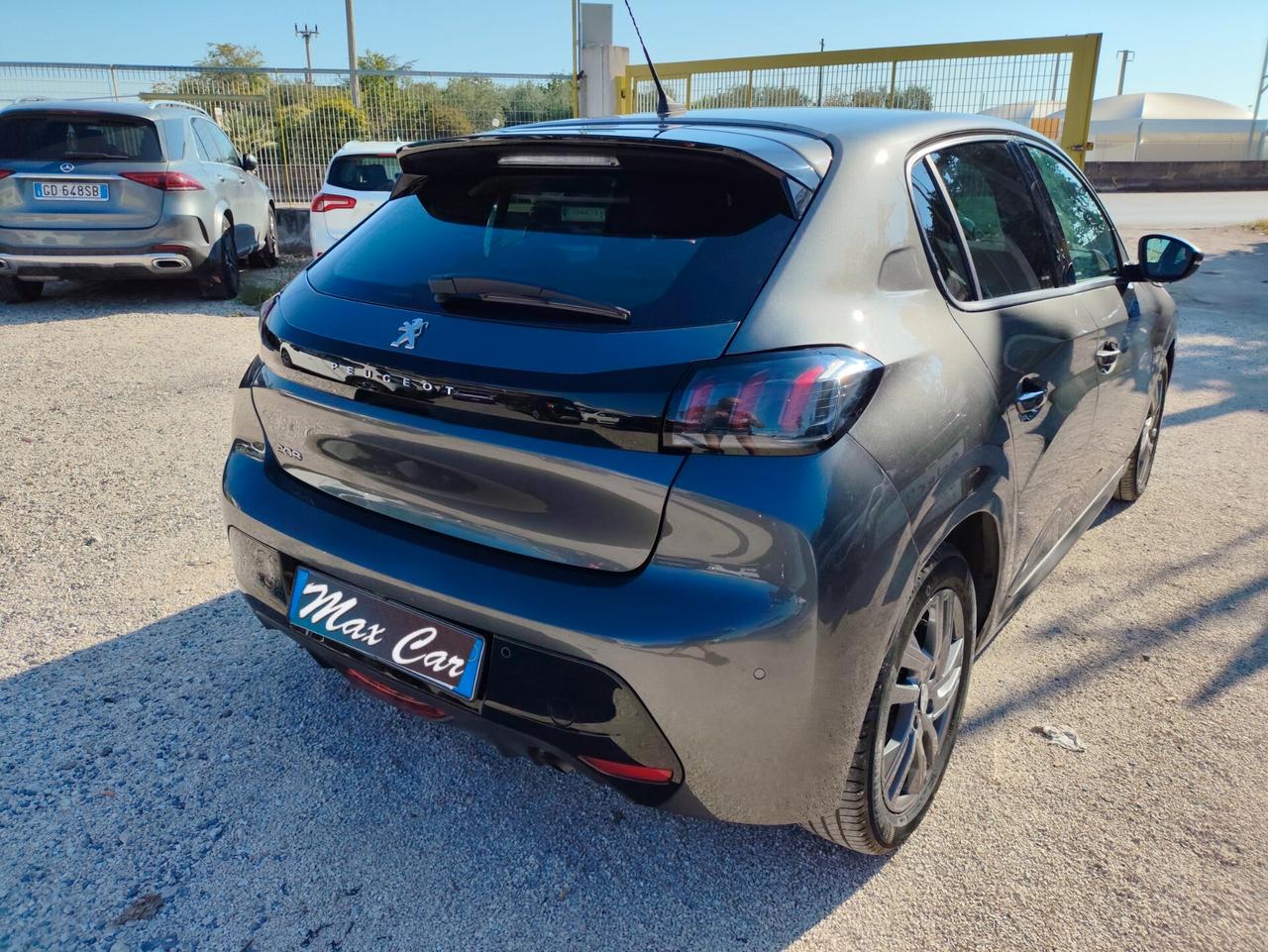 Peugeot 208 PureTech 75 Stop&Start 5 porte Allure – 2022 – 10.100 km . Vendita senza IVA (regime del margine)