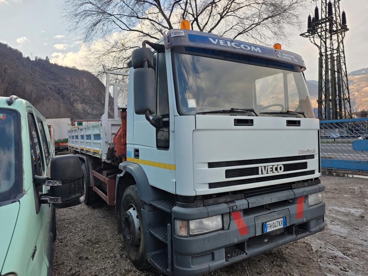 Iveco Eurotech con ribaltabile e gru