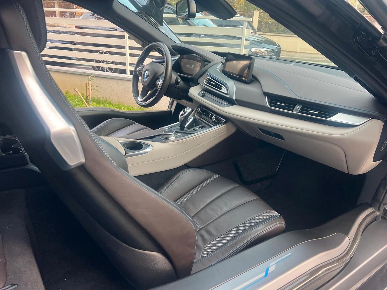 BMW i8 COUPE' TRE VOLUMI HYBRID 231cv