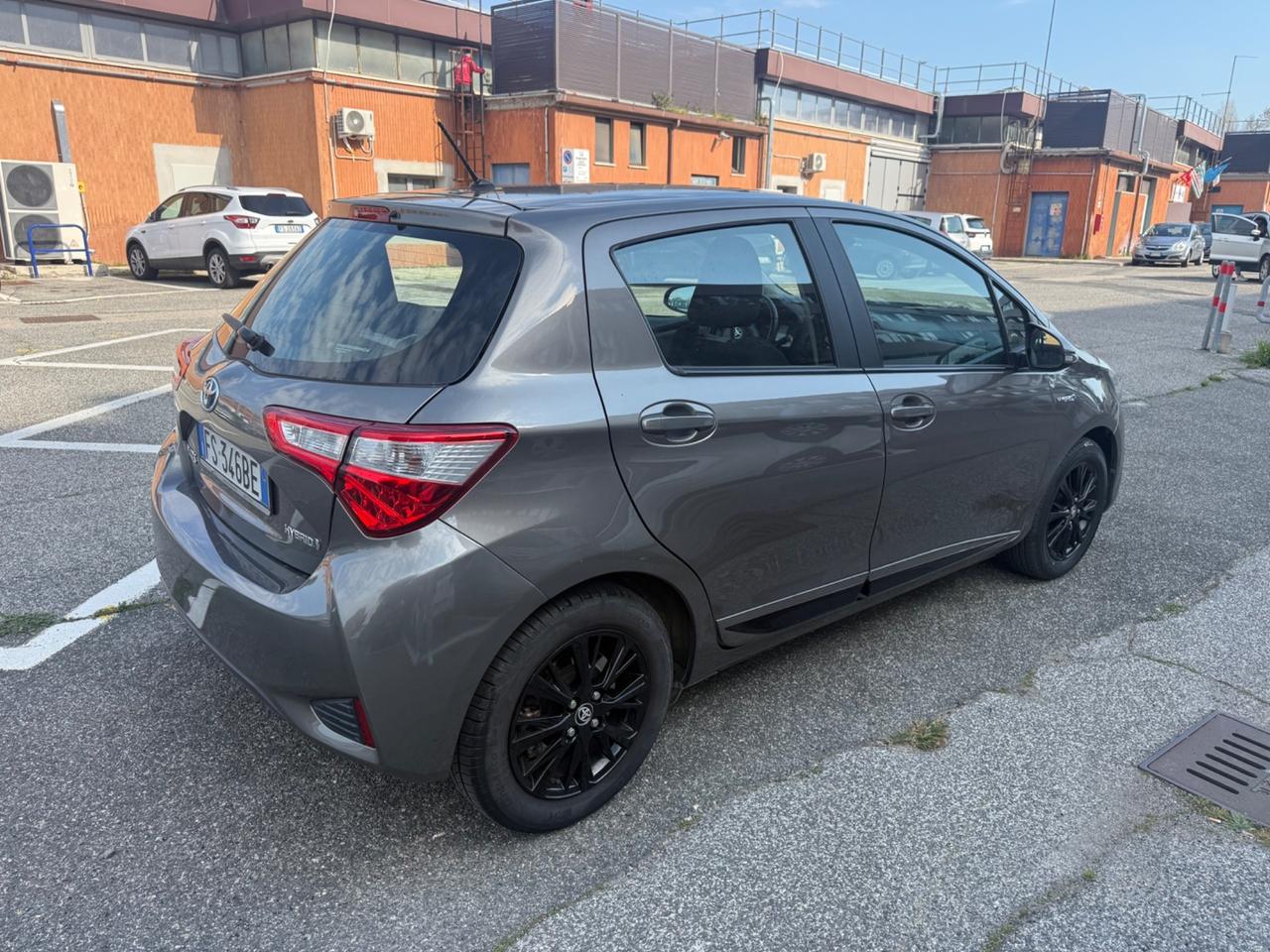 Toyota Yaris 1.5 hybrid trend gray edition