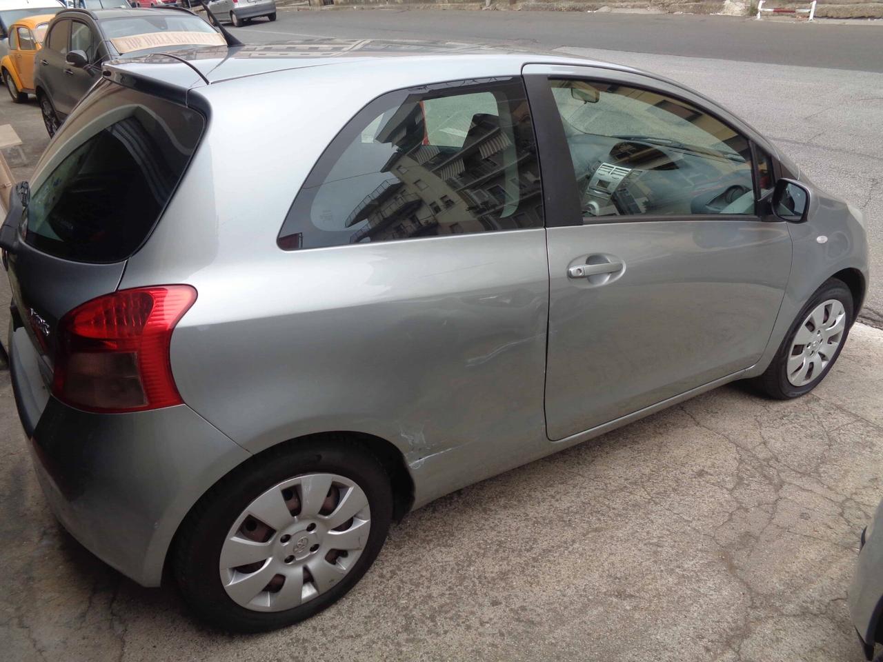 Toyota Yaris 1.3 3 Porte (FINANZIABILE)