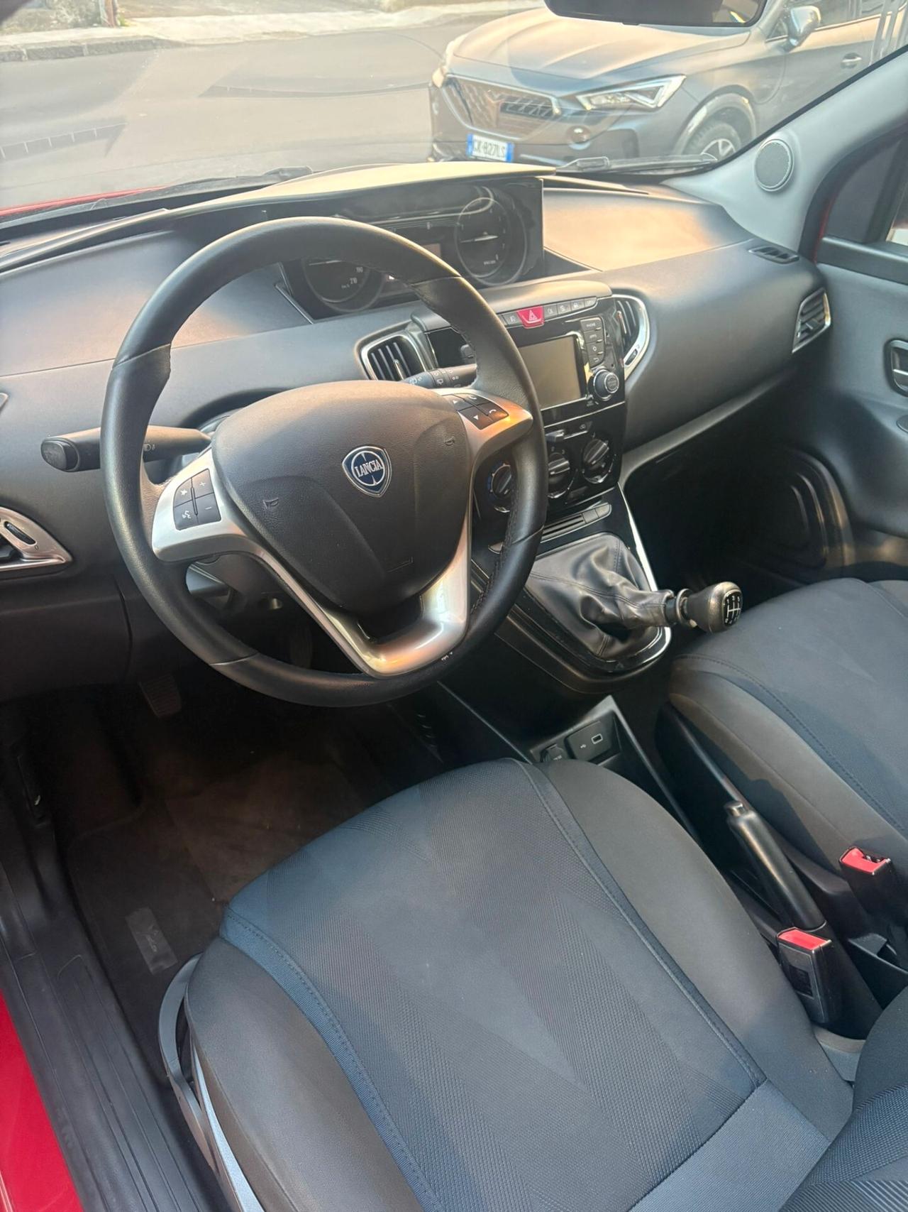 Lancia Ypsilon 1.0 FireFly 5 porte S&S Hybrid Ecochic Silver