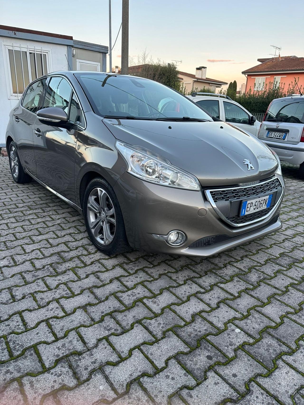 Peugeot 208 1.4 HDi 68 CV 5 porte Allure