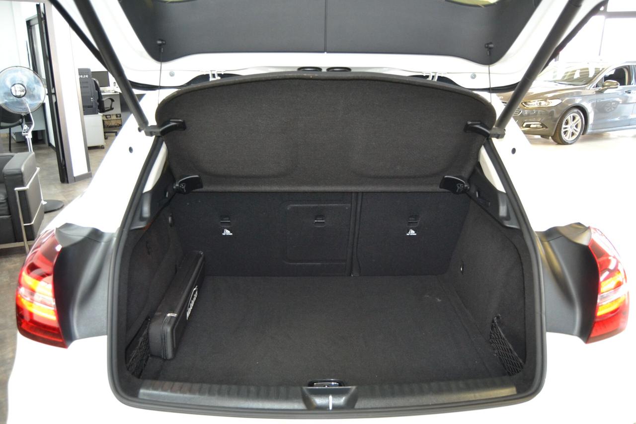 Mercedes-Benz GLA 200D Night EDITION Tetto/Navi/Pelle/Auto
