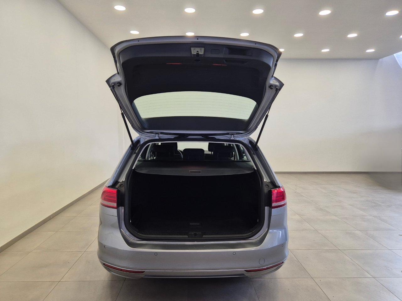Volkswagen Passat Variant 1.6 tdi Business 120cv - NEOPATENTATI - ACC/Lim - Carplay - Sens. Park.