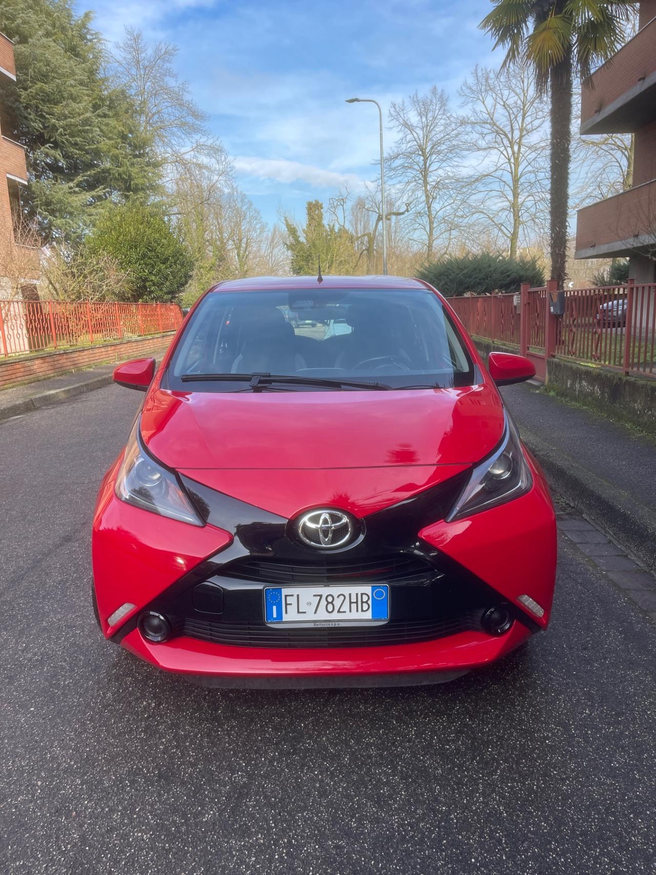 Toyota Aygo 1.0 VVT-i 69 CV 5 porte x-wave Bordeaux TSS