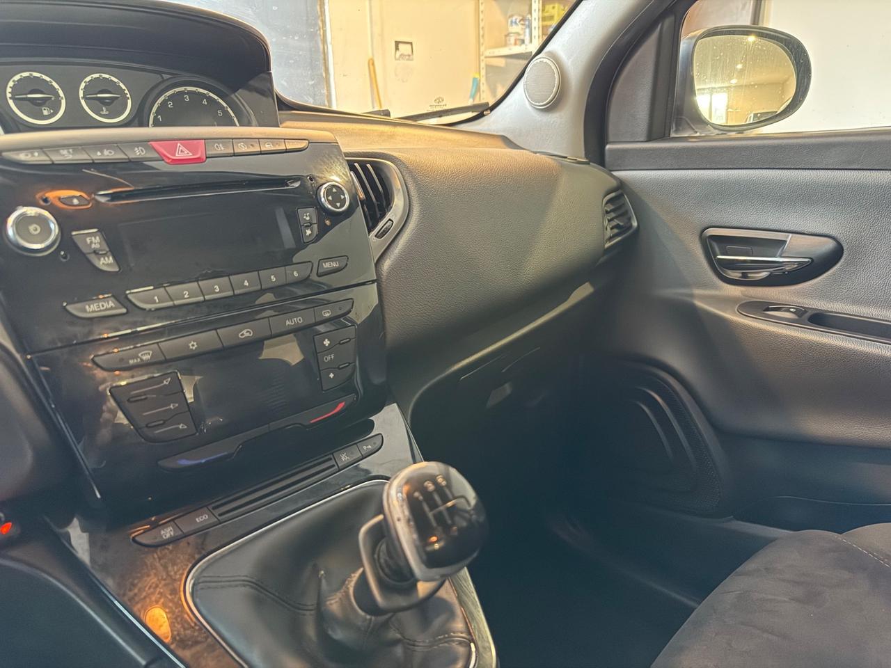 Lancia Ypsilon 0.9 GPL BENZINA ANNO 2011 neopatentati