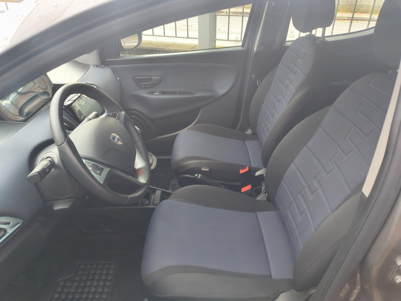 Lancia Ypsilon 1.0 FireFly 5 porte S&S Hybrid Platino