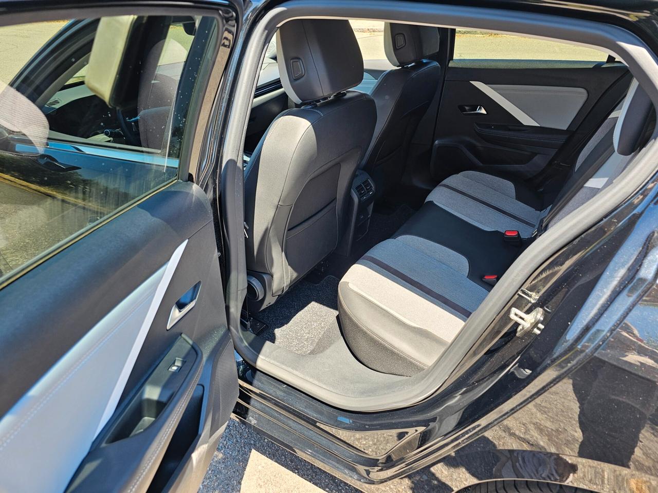 Opel Astra 1.6 Plug-in Hybrid 180 CV AT8 Business Elegance