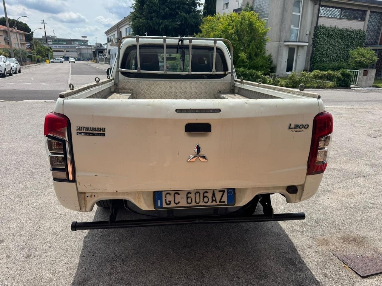 Mitsubishi L200 2.3 D Club Cab 4x4 Easy Select Invite Connect