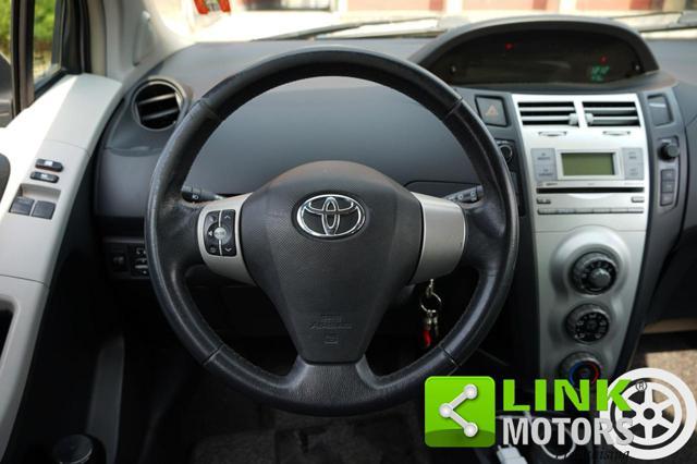 TOYOTA Yaris 1.3 VVTi 87CV - CAMBIO AUTOMATICO - PRENOTATA