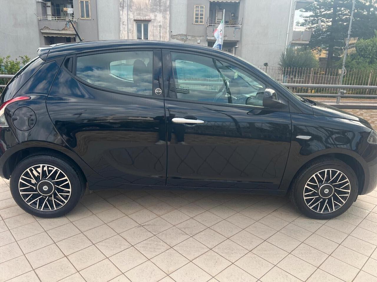 Lancia Ypsilon 1.0 FireFly S&S Hybrid Ecochic Silver 5 porte 05/2021 km 53.000