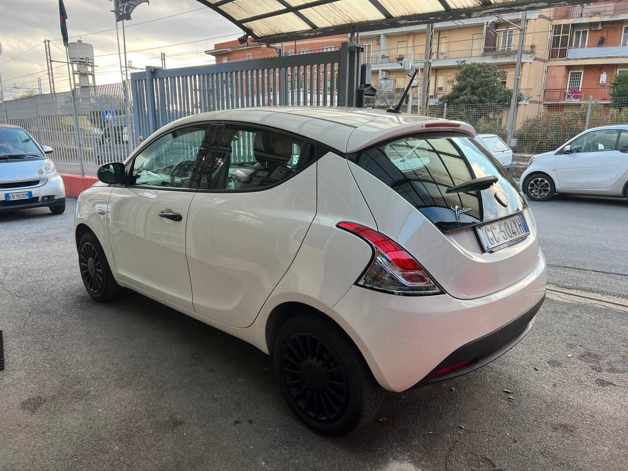 Lancia Ypsilon 1.0 FireFly 5 porte S&S Hybrid Ecochic Silver