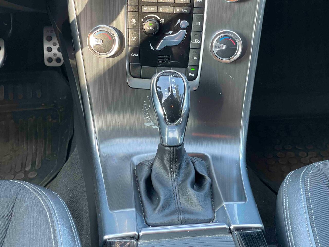 Volvo XC 60 XC60 D5 AWD Geartronic R-design Automatica Apple Car Android