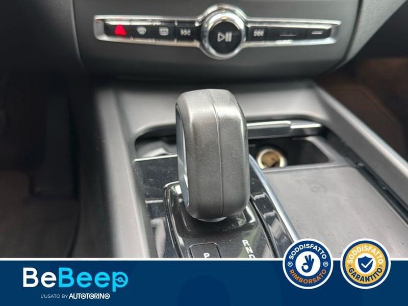 Volvo XC60 2.0 B4 MOMENTUM PRO AWD AUTO