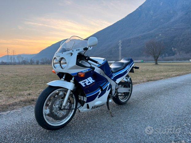 Yamaha fzr 1000 genesis totalmente restaurata