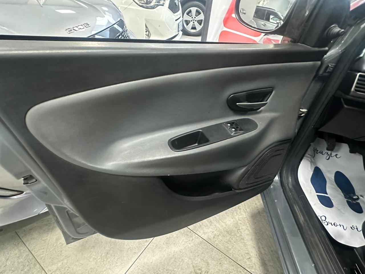 Lancia Ypsilon 1.2 69 CV 5 porte Elle Ok Neopatentati