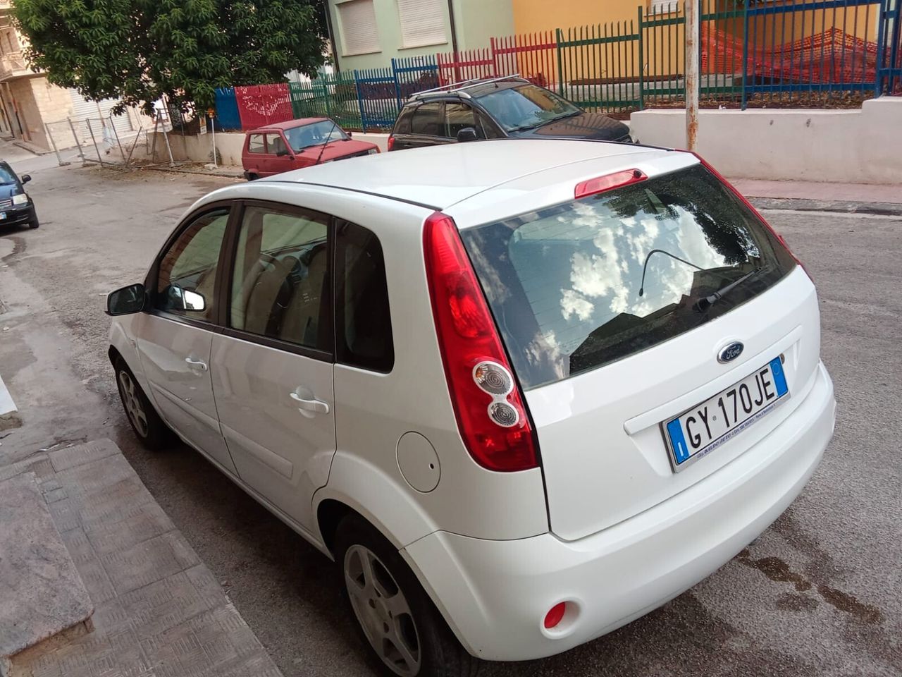 Ford Fiesta 2011 photo 2
