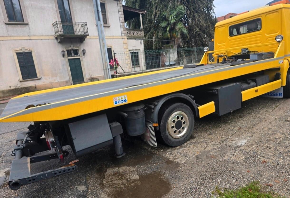 Man carroattrezzi soccorso stradale