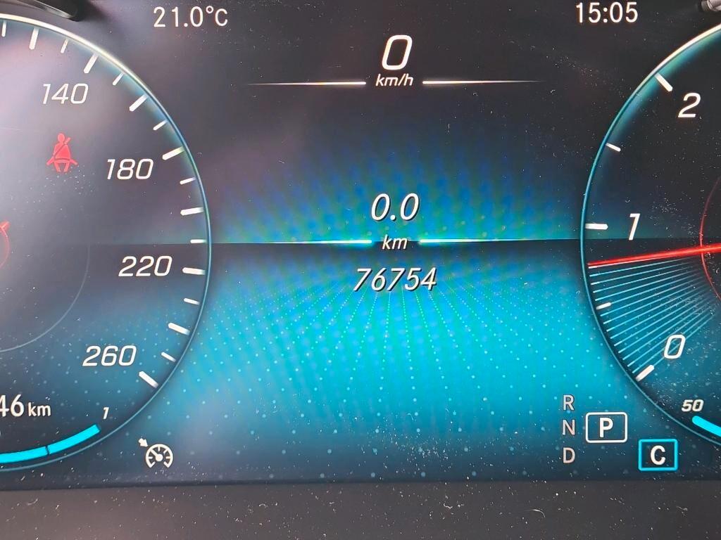 MERCEDES-BENZ GLC 200D 4MATIC 163CV AUTOMATIC BUSINESS SOLUTION ( FARI LED - PELLE - COCKPIT - NAVI - PDC - CERCHI 18 )