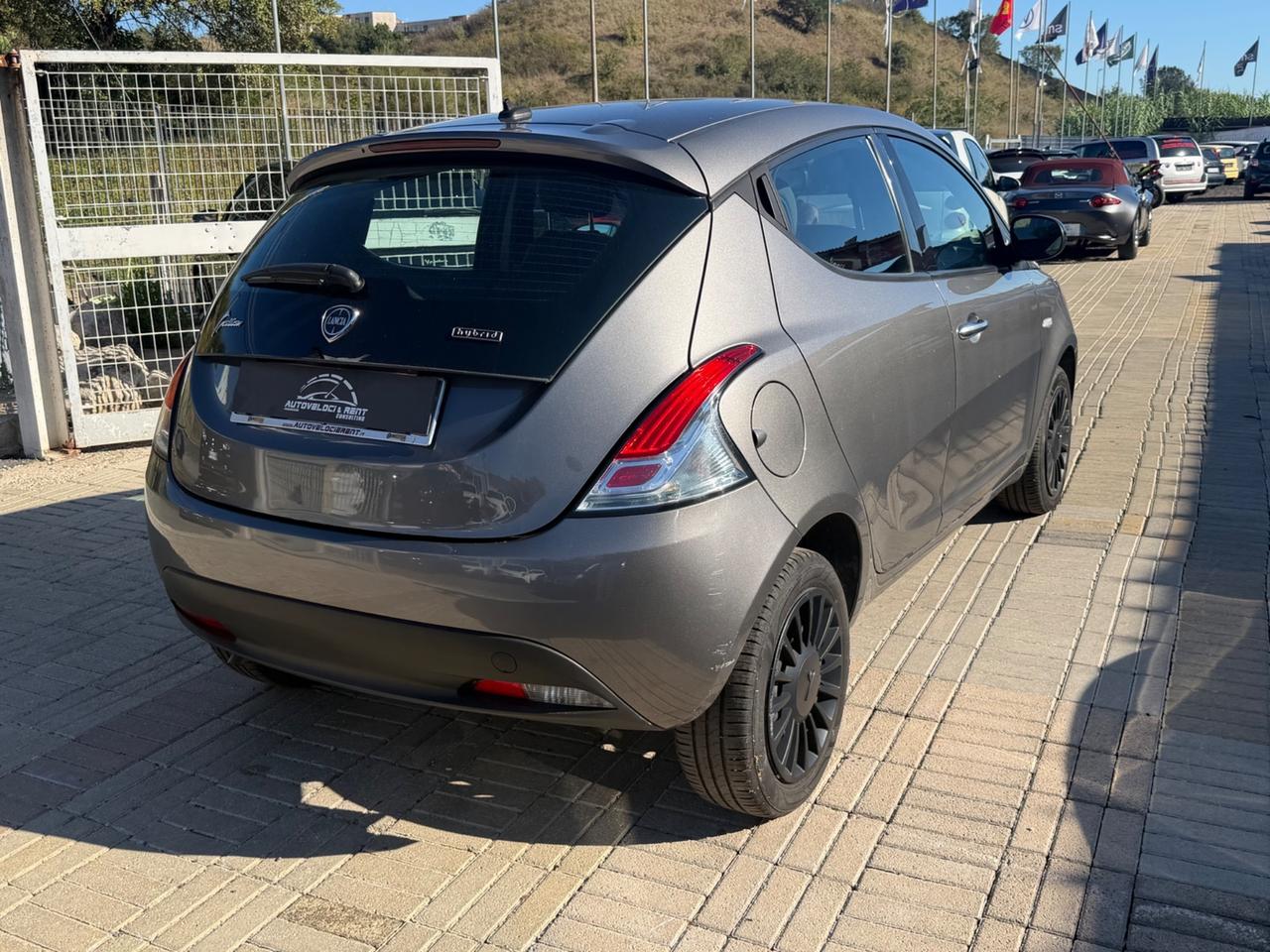 Lancia Ypsilon 1.0 FireFly 5 porte S&S Hybrid Ecochic Silver