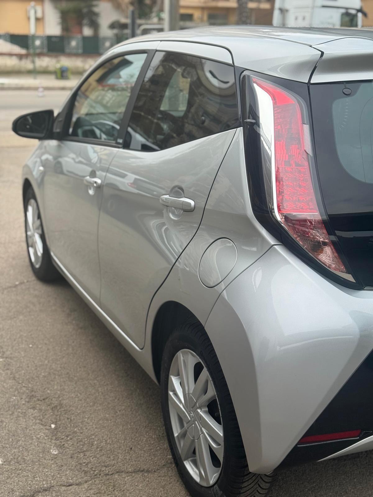 Toyota Aygo 1.0 VVT-i 69 CV 5 porte x-cool