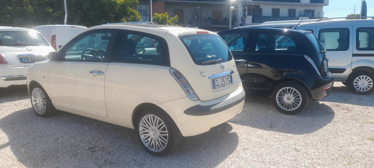 Lancia Ypsilon 1.3 MJT 75 CV Platino