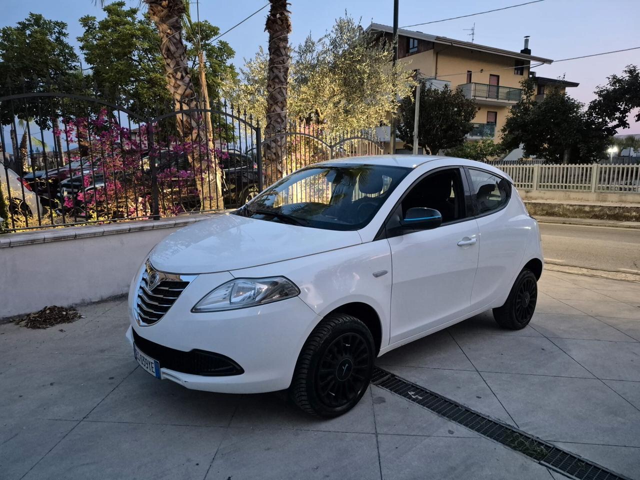 Lancia Ypsilon 0.9 TwinAir 85 CV 5 porte Metano Ecochic Elle