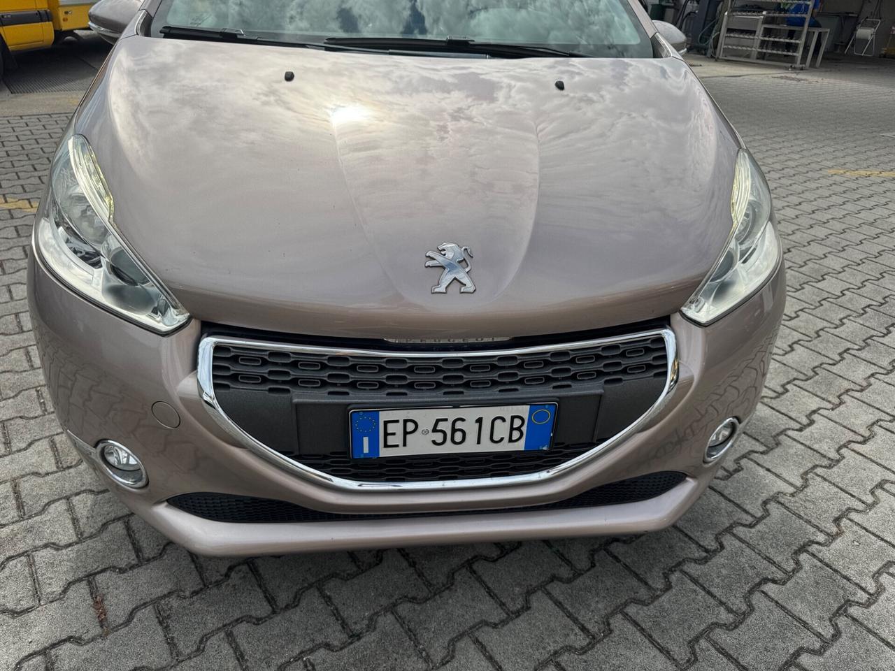Peugeot 208 1.4 e-HDi 92 CV 5 porte neopatentati
