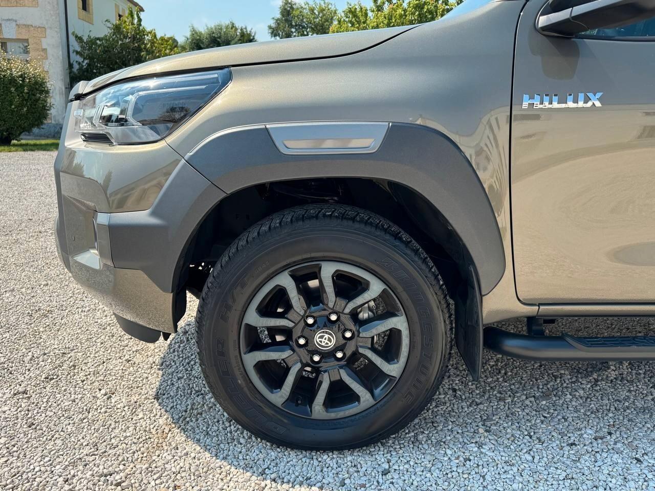 Toyota Hilux 2.4 D-4D A/T 4WD 4 porte Double Cab Invincible