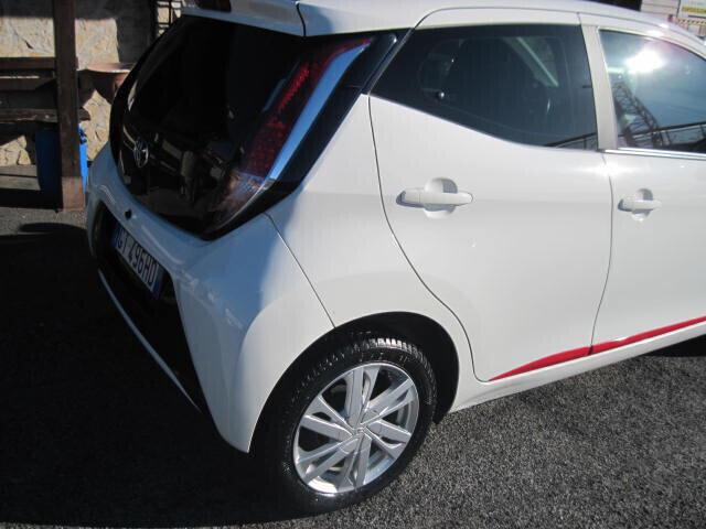 Toyota Aygo 1.0 VVT-i 69 CV 5 porte x-business MMT