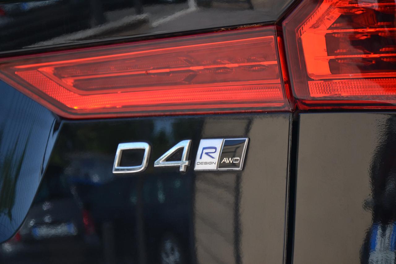 Volvo XC 60 2.0 D4 190CV AWD R-DESIGN AUTOM. **LED-NAV-PEL-360