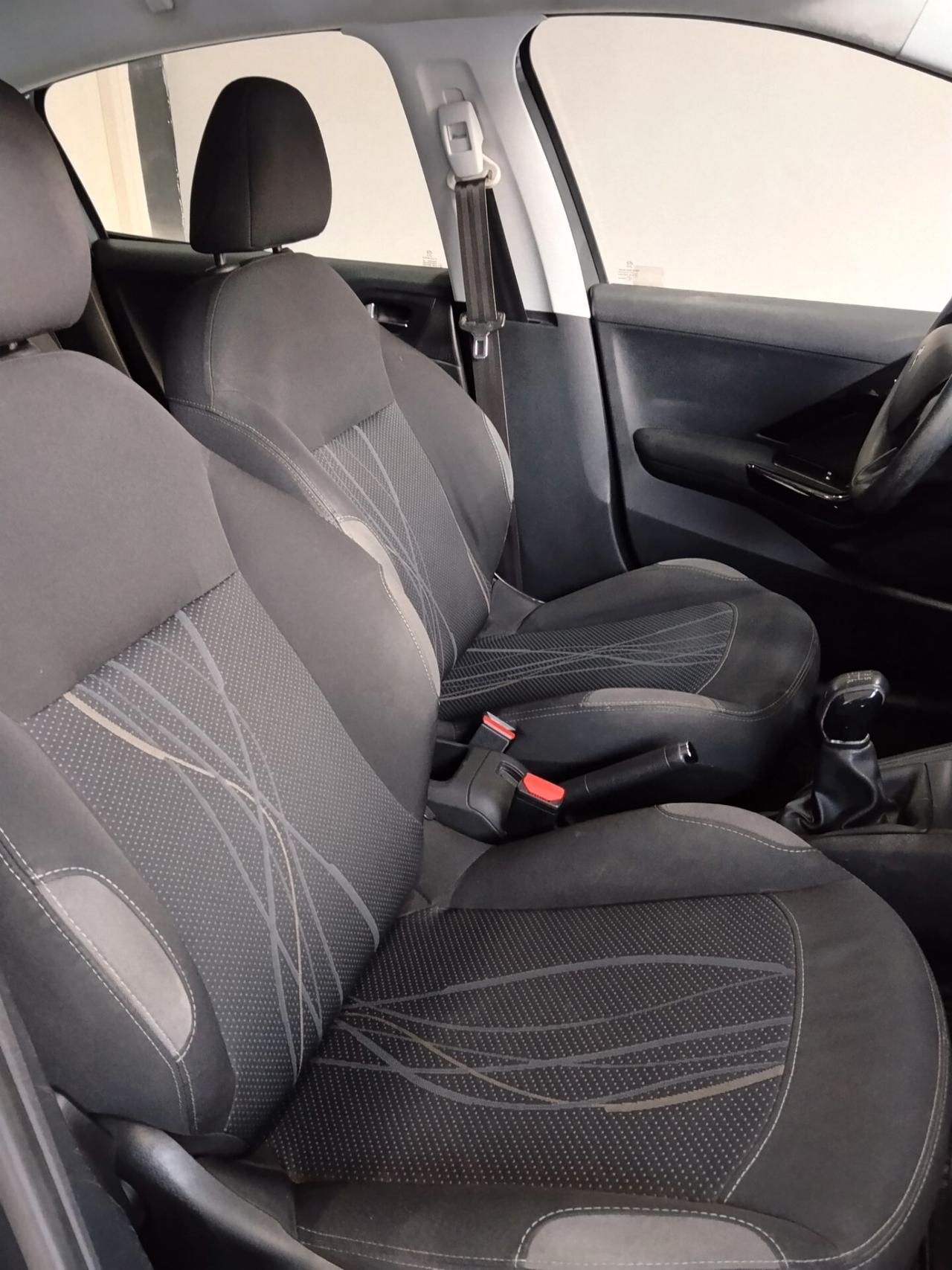 Peugeot 208 1.4 diesel 2015 CON GARANZIA