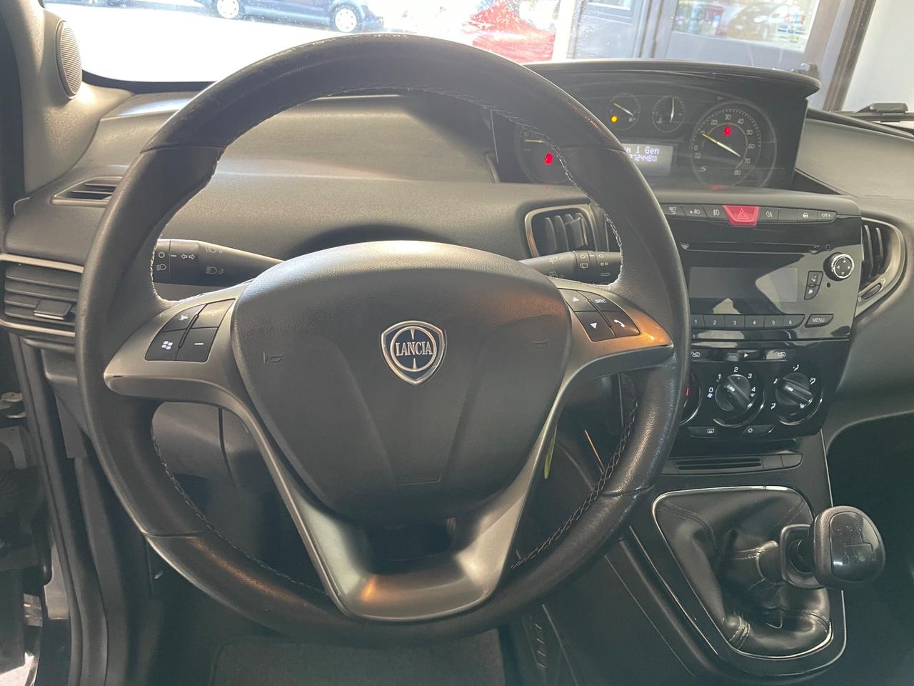 Lancia Ypsilon 1.2 69 CV 5 porte S Momodesign