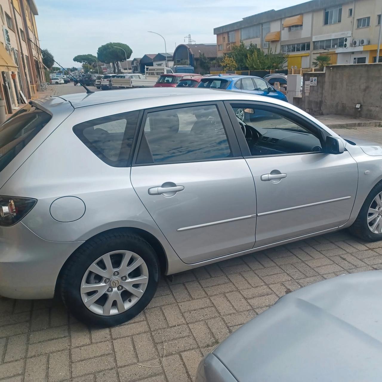 110.118 MAZDA 3 SEMBRA NUOVA OK NEOPATENTATI