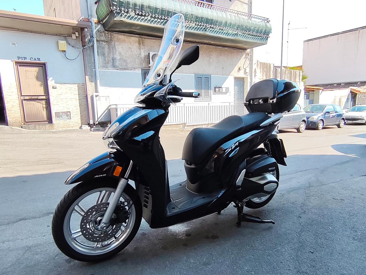 Honda SH 350i da V e t r i n a