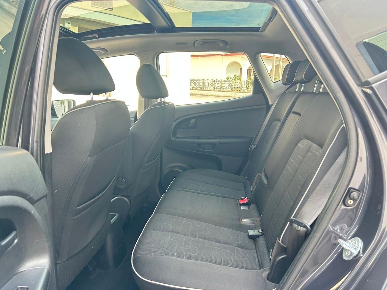 Kia Venga 1.4 CRDi 90Cv COOL TETTO Km111.000-2012