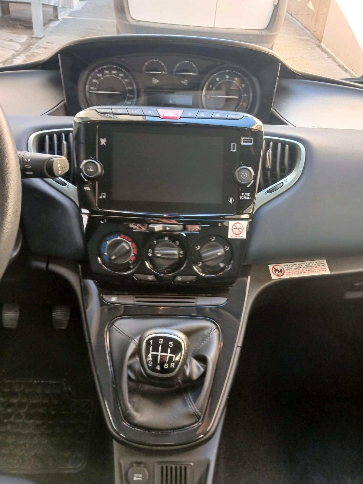 Lancia Ypsilon 1.0 FireFly 5 porte S&S Hybrid Platino