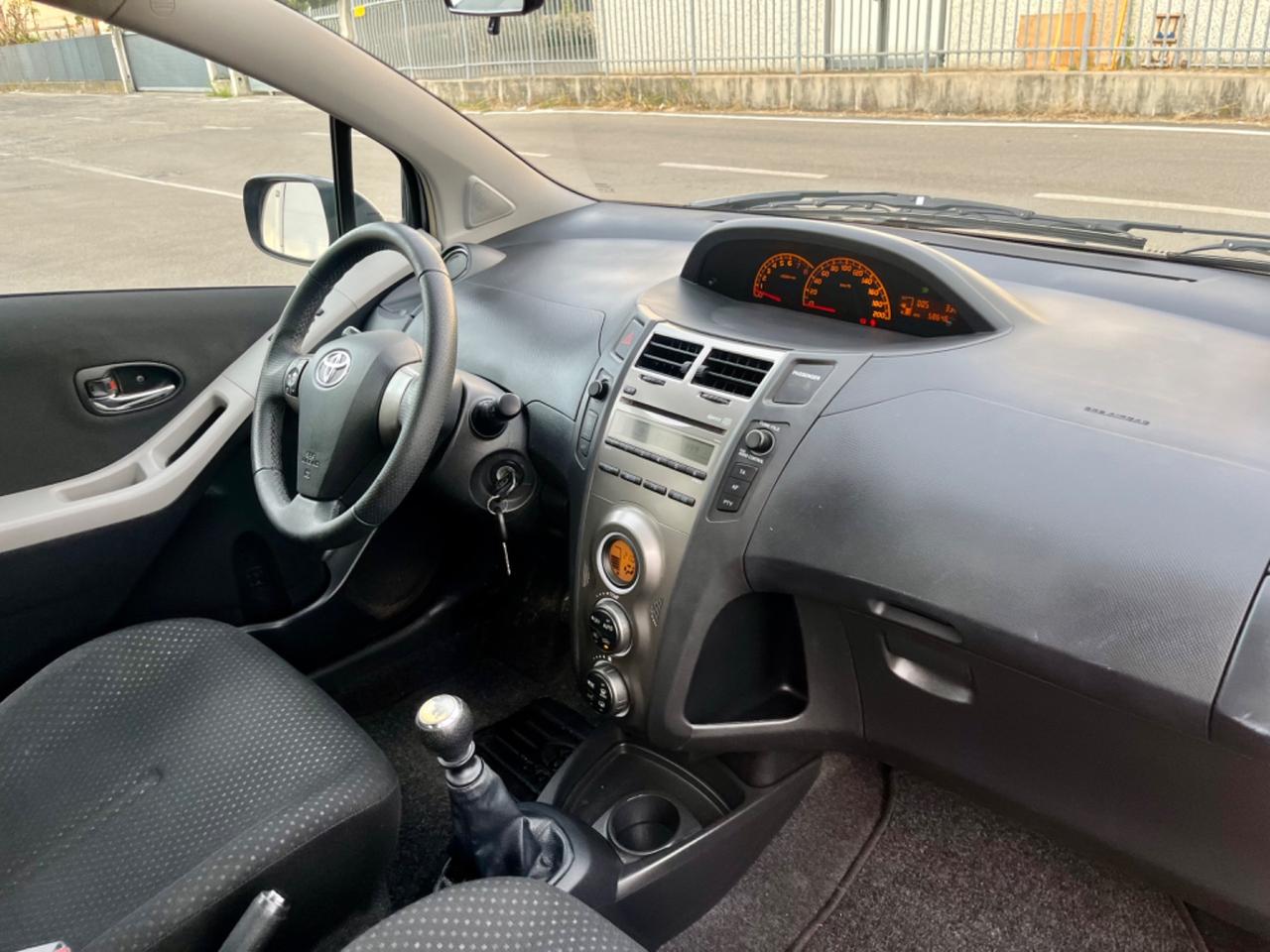 Toyota Yaris 1.3benz 2011 58.000km perfetta per neopatentati
