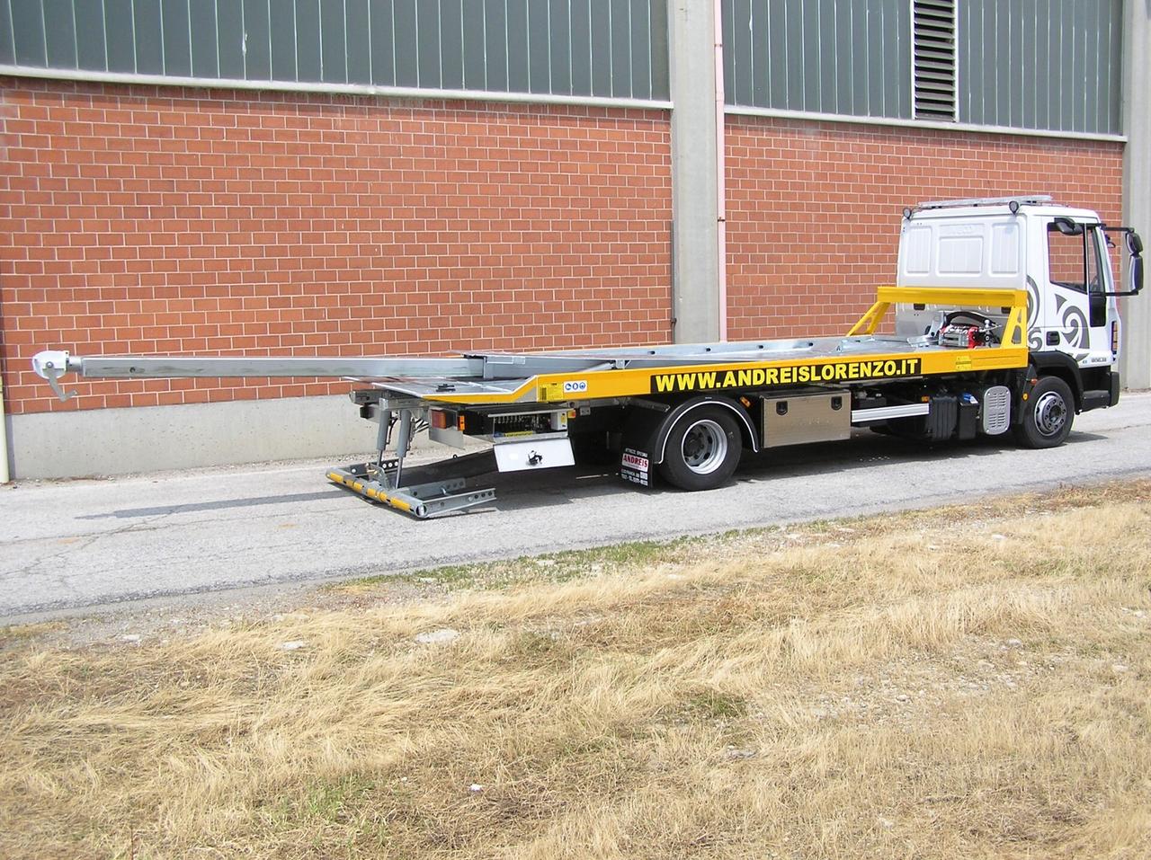 Carro attrezzi NUOVO Eurocargo 120EL22P con braccio gru centrale a scomparsa