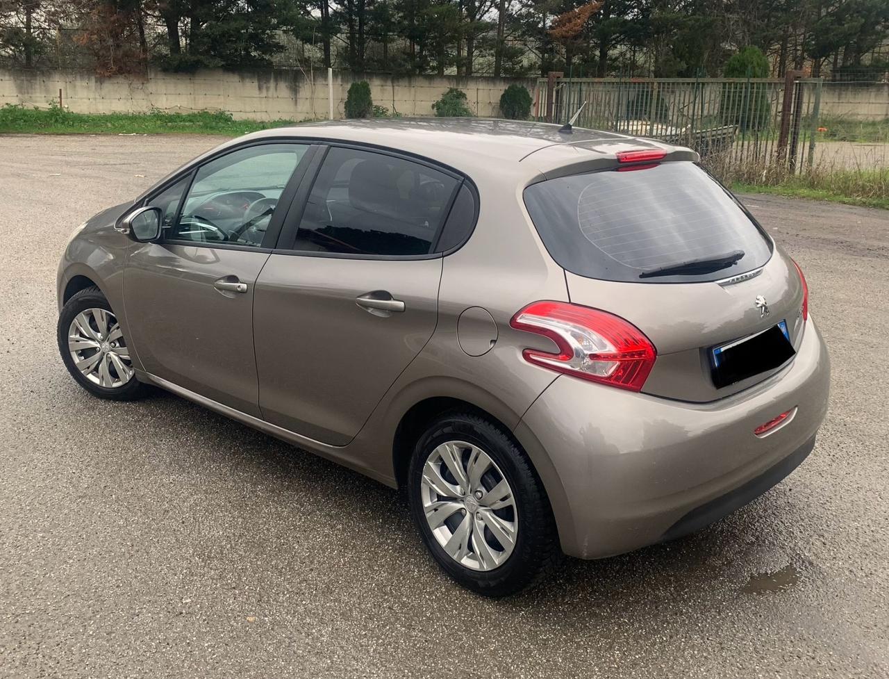 Peugeot 208 1.4 HDi 68 CV 5p Allure 130000KM